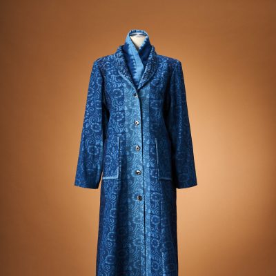 Pure indigo coat of wickerwork knitting with a sense of luxury